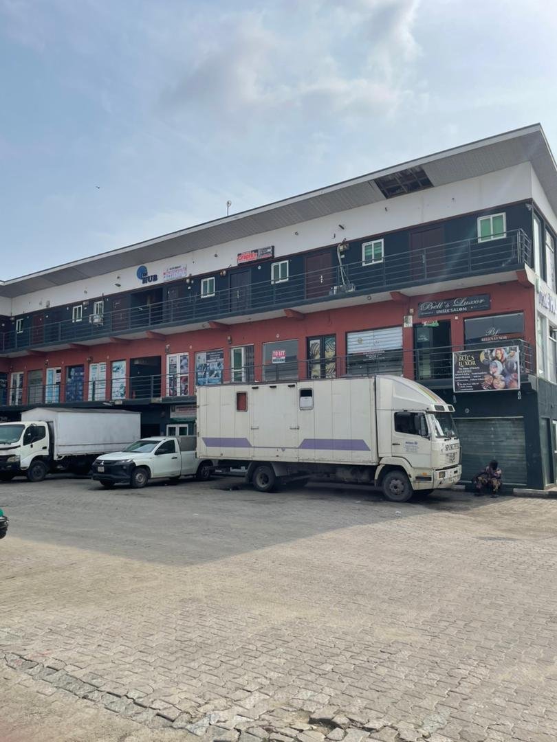 Pre-owned Shop space in a complex